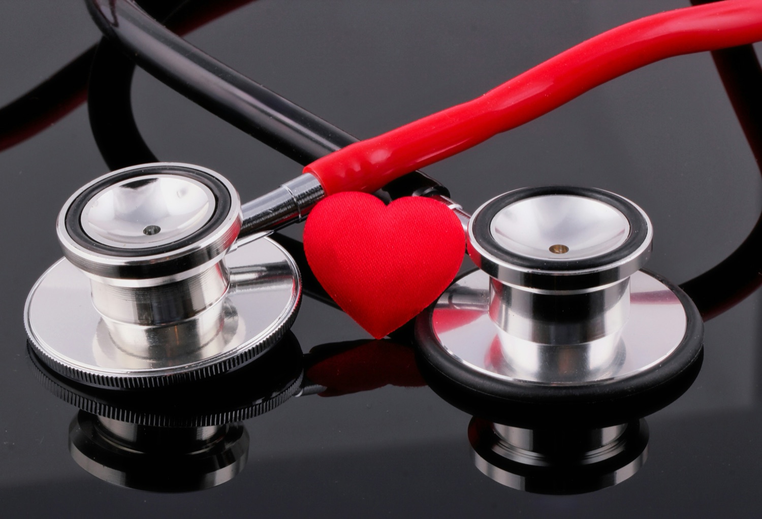 Stetoscopio e cuore rosso, simbolo della cardiologia