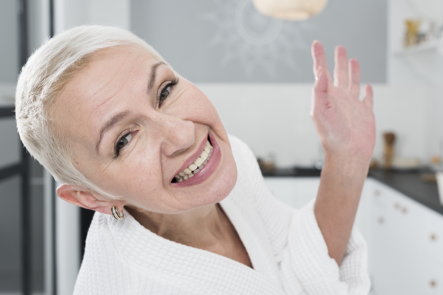 Donna matura con pelle luminosa e sorridente — dermatologia Paidos