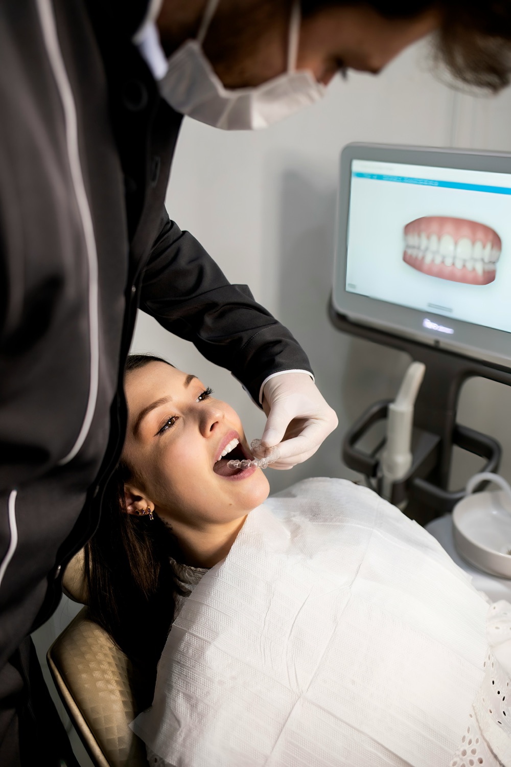 Controllo ortodontico con scansione digitale dei denti su schermo